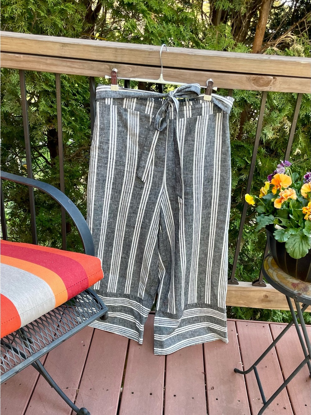 Striped Wide-Leg Tie-Waist Capri Pants SZ L - Black & White